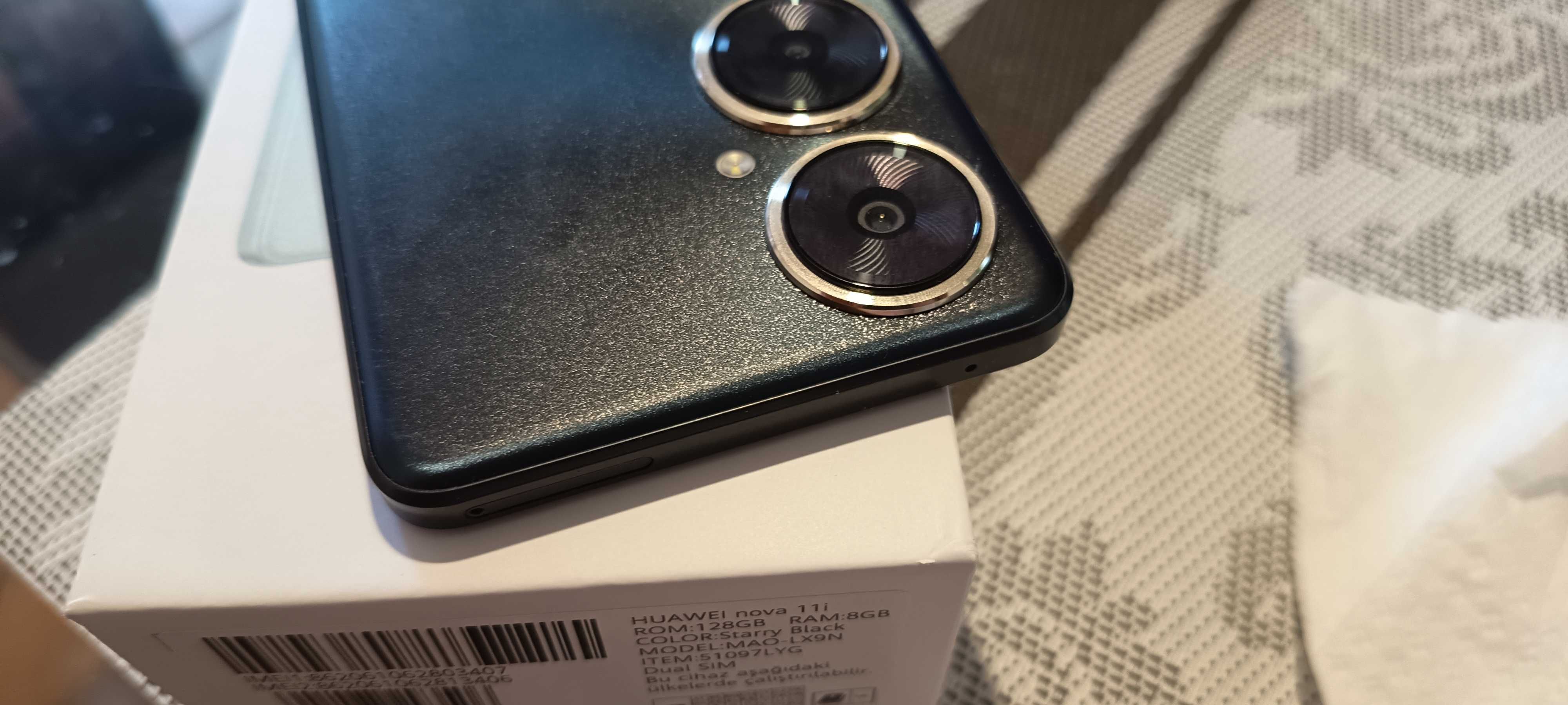 Продавам Huawei nova 11i