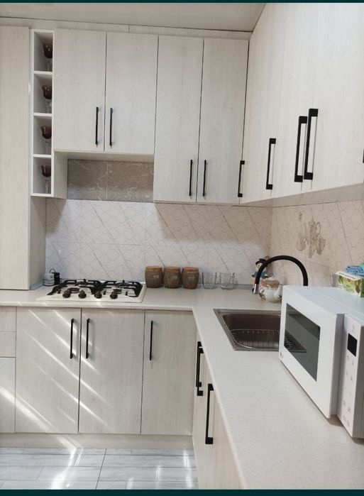 Продается 4 комнатная квартира . 2 этаж. Не боковой..