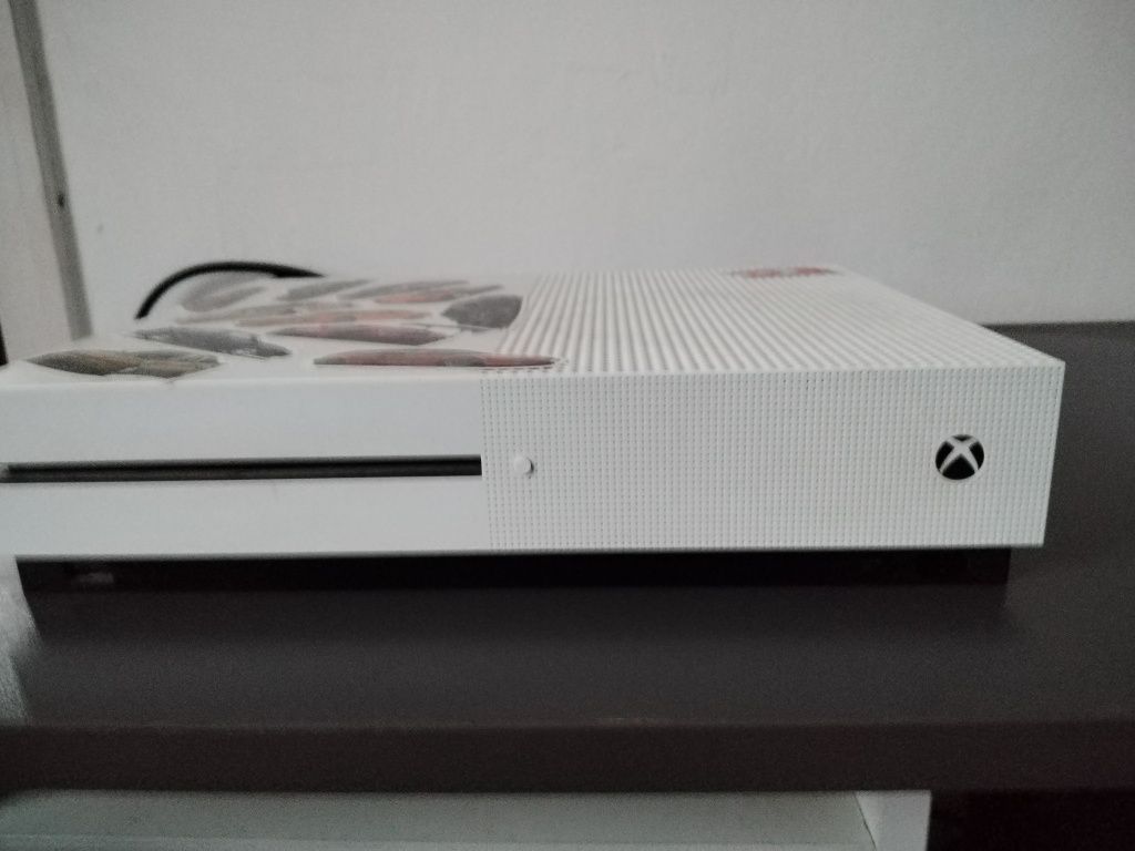 Xbox one s с 2 игри