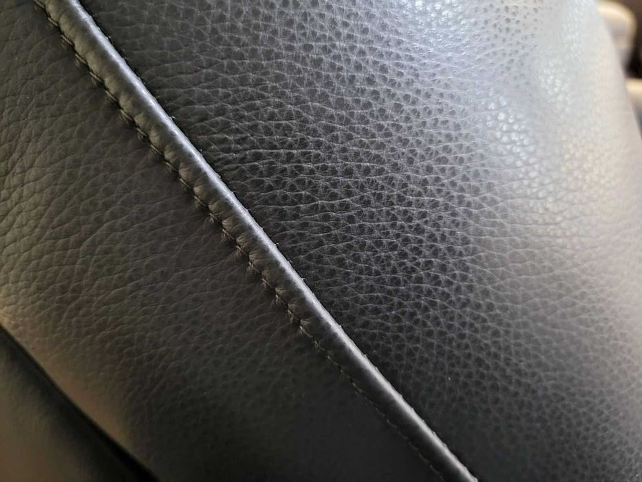 Черен кожен фотьойл с ръчен релакс механизъм La-z-boy