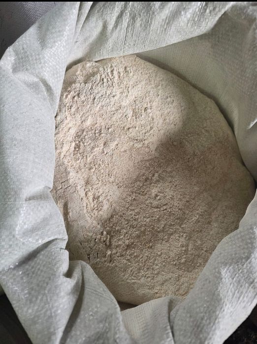 Пшеница в мешках, а так же кормовая мука для скота