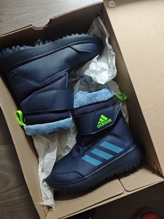 Апрески Adidas. Детски зимни обувки