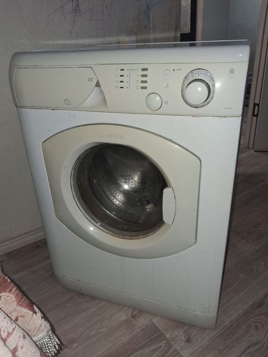 Стиралка Аристон работает,но токам бьёт