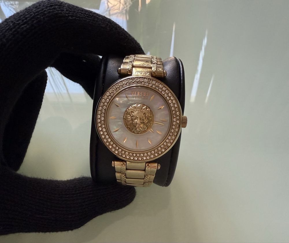 Дамски часовник Versus Versace златен с кутия