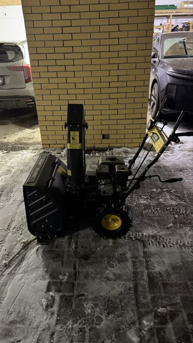 Продам снегоуборочную машину Huter SGC 5500B