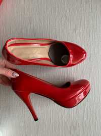 Червени обувки и клъч