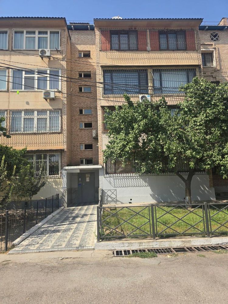 ПРОДАЕТСЯ 4/4/4 на: Дустлик (Чкалов банковский дом 166м2