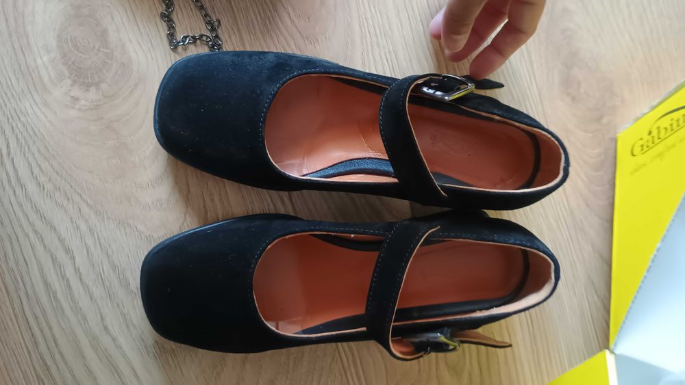 Обувки естествен велур номер 36