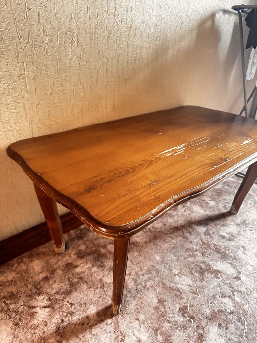 Отдам стол  журнальный из массива дуба 57*108