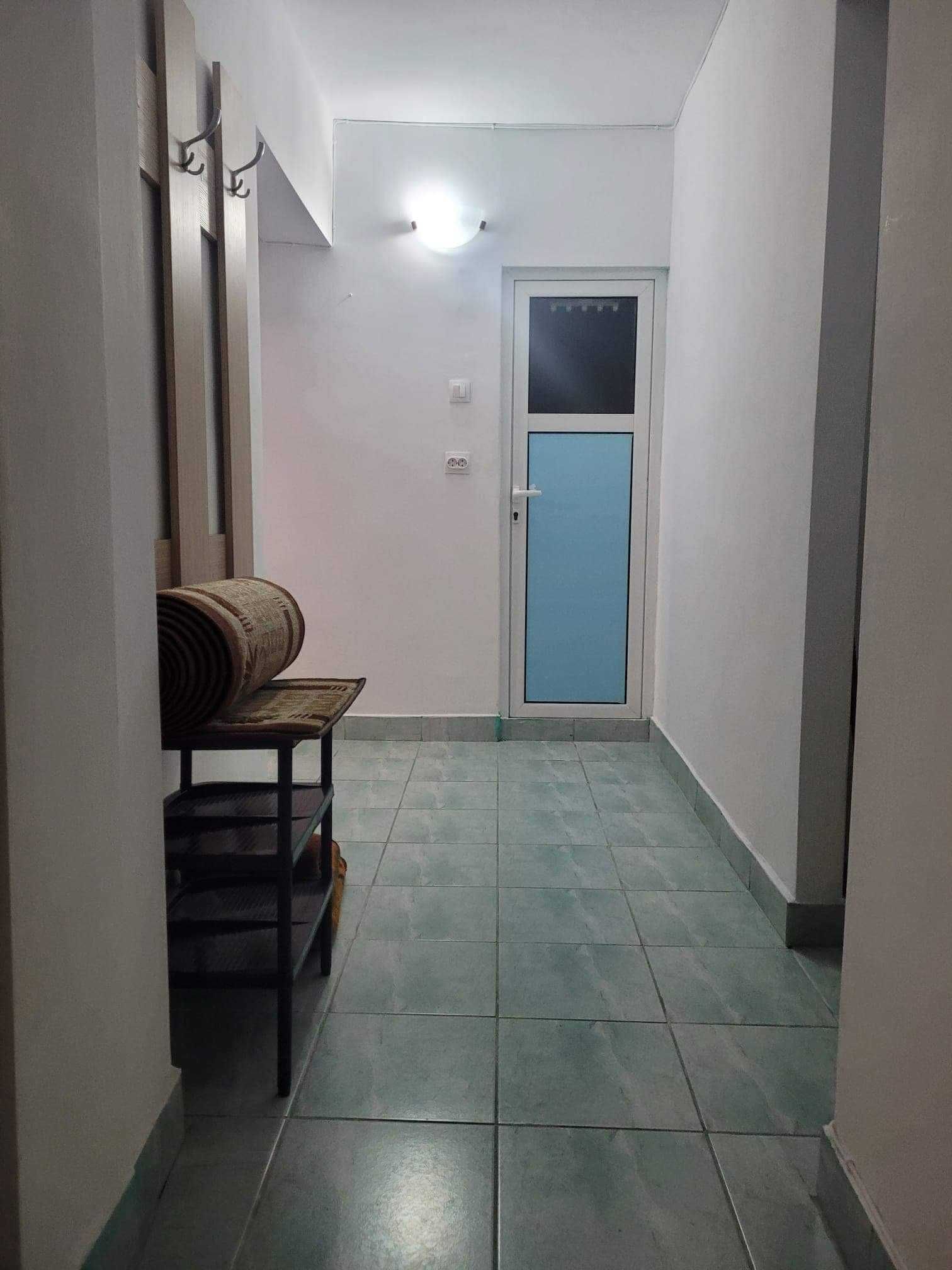 Inchiriez apartament cu 3 camere