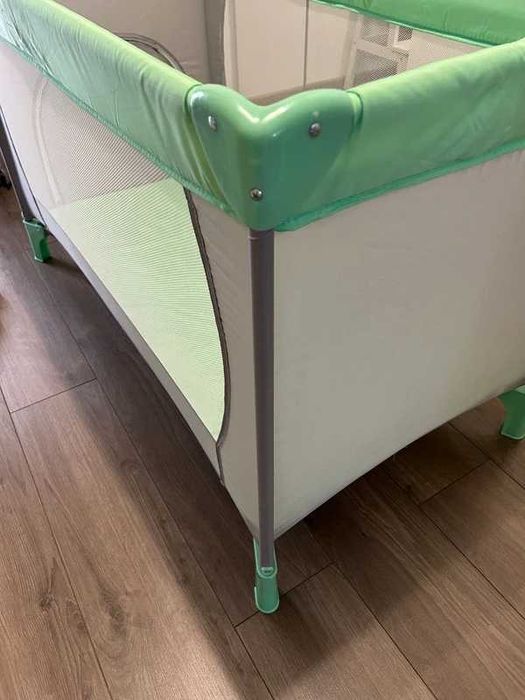 Patut de voiaj Smiki, ca nou, pliabil, cu geanta si baza pentru saltea