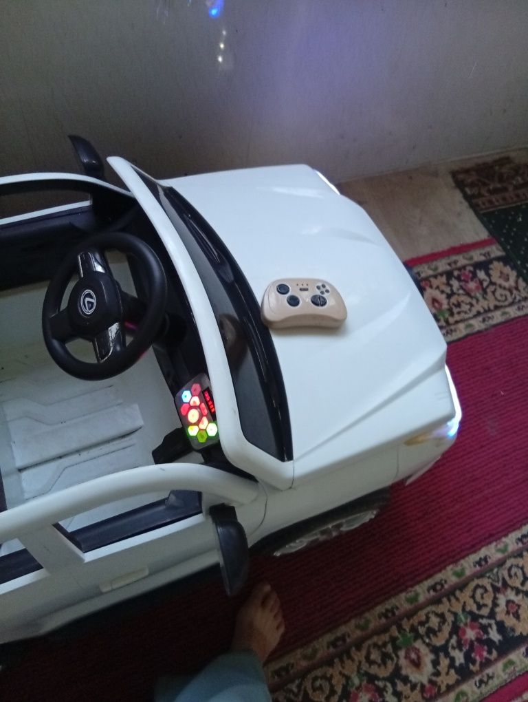 Lexsus bolalar moshinasi