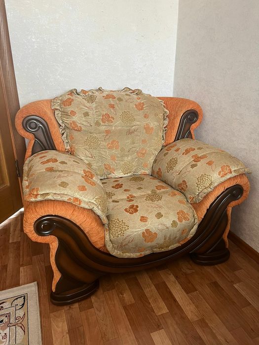 Продам диван и два кресла
