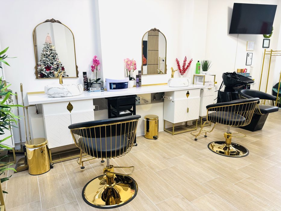 Oferim spre închiriere 2 scaune hairstyling