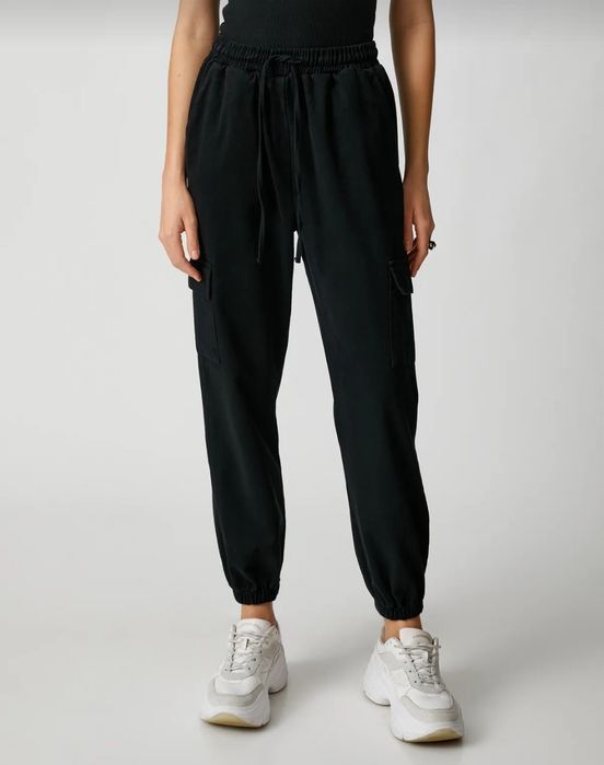 Pantaloni negri cu buzunare marime S