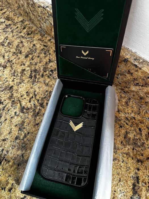 Vând huse Velante IPhone 14 Pro ambele 500 lei.