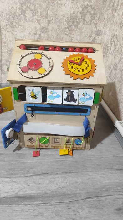 Бизиборд домик  для маленьких любопытных малышей