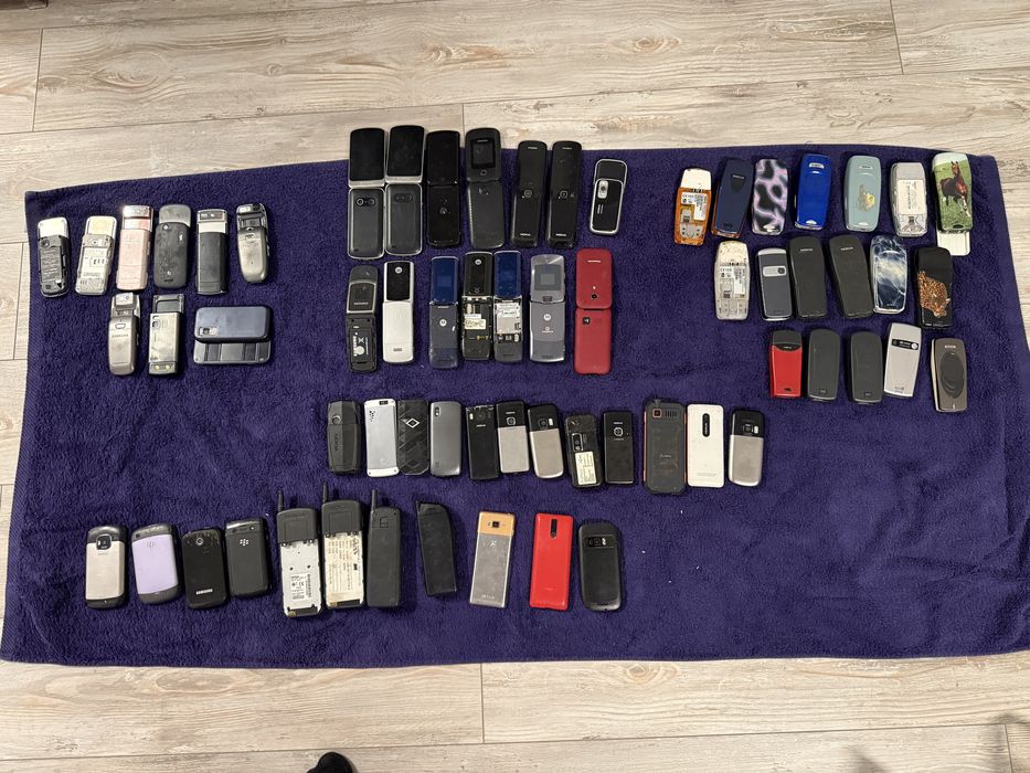 Lot Telefoane Vechi Probabil De Colectie