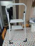 Vînd scară pliabilă 2 trepte metalică nouă albă o vînd pt.că am nevoie