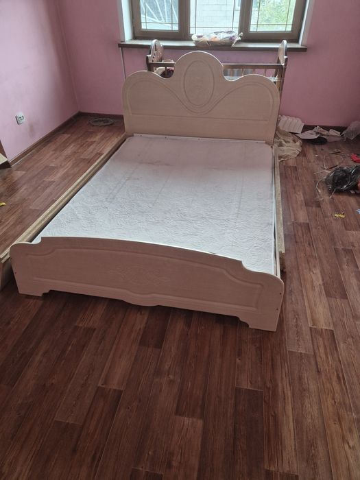 Продам кровать с матрасом