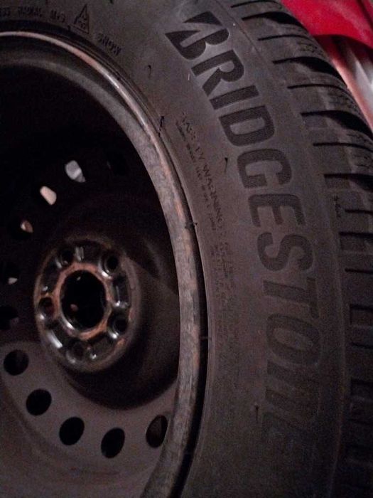 Set 4 anvelope iarnă Bridgestone 215/55 R16 97H + jante oțel