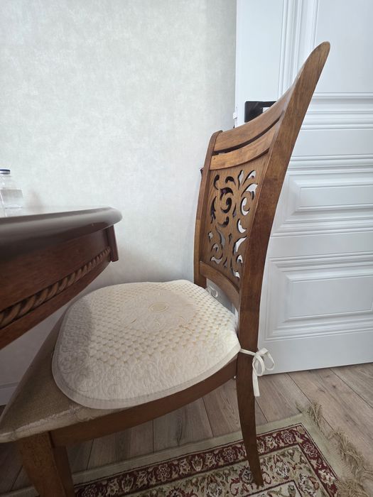 Стол со стульями