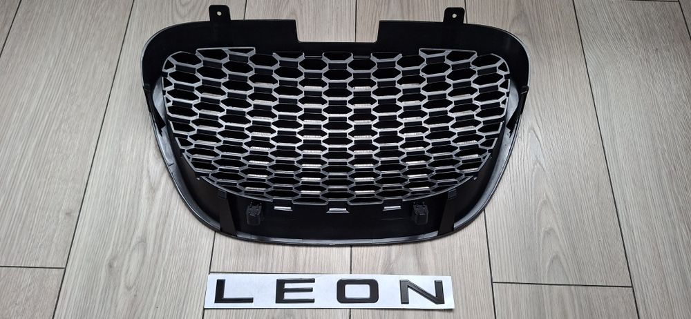 Grilă centrală Seat Leon tip fagure și emblema neagră LEON