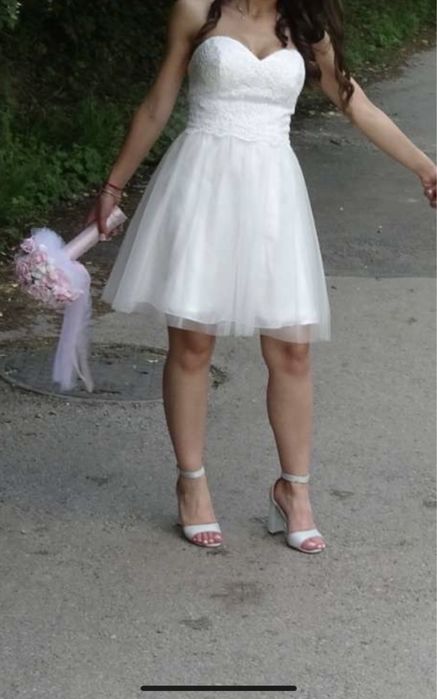 Малка бяла рокля