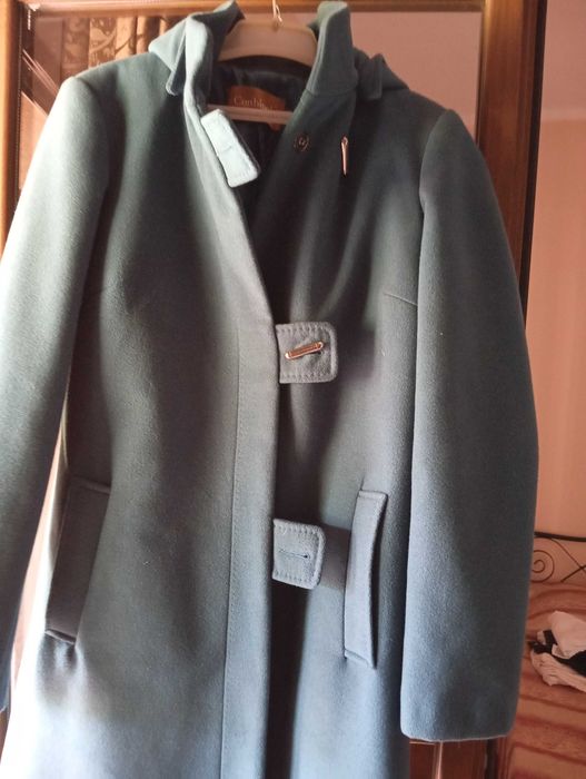 Vand un palton f frumos