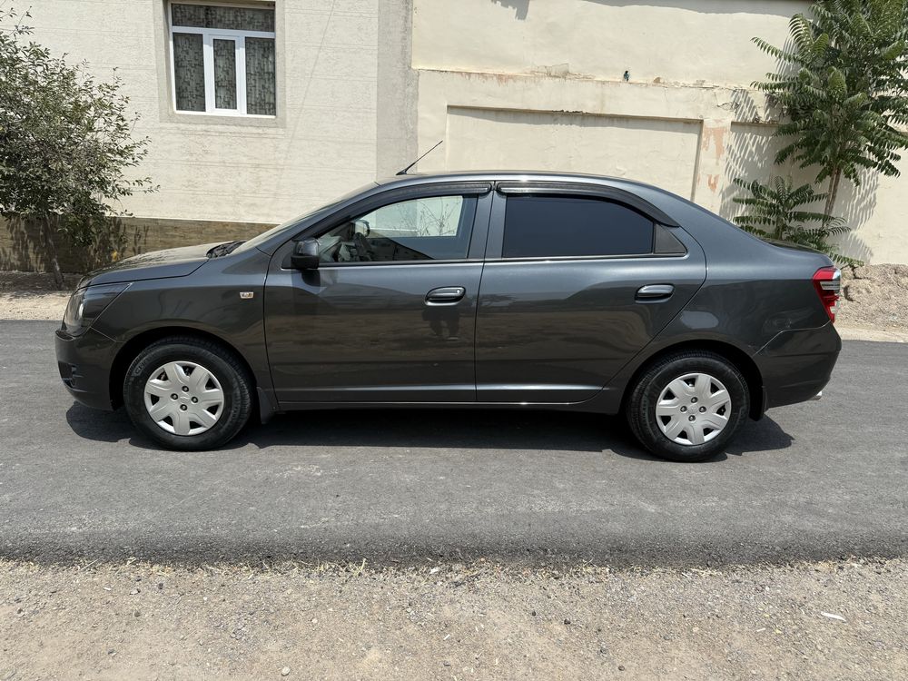 Chevrolet Cobalt 2022 мокрый асфальт