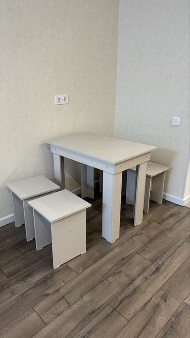 Стол со стульями