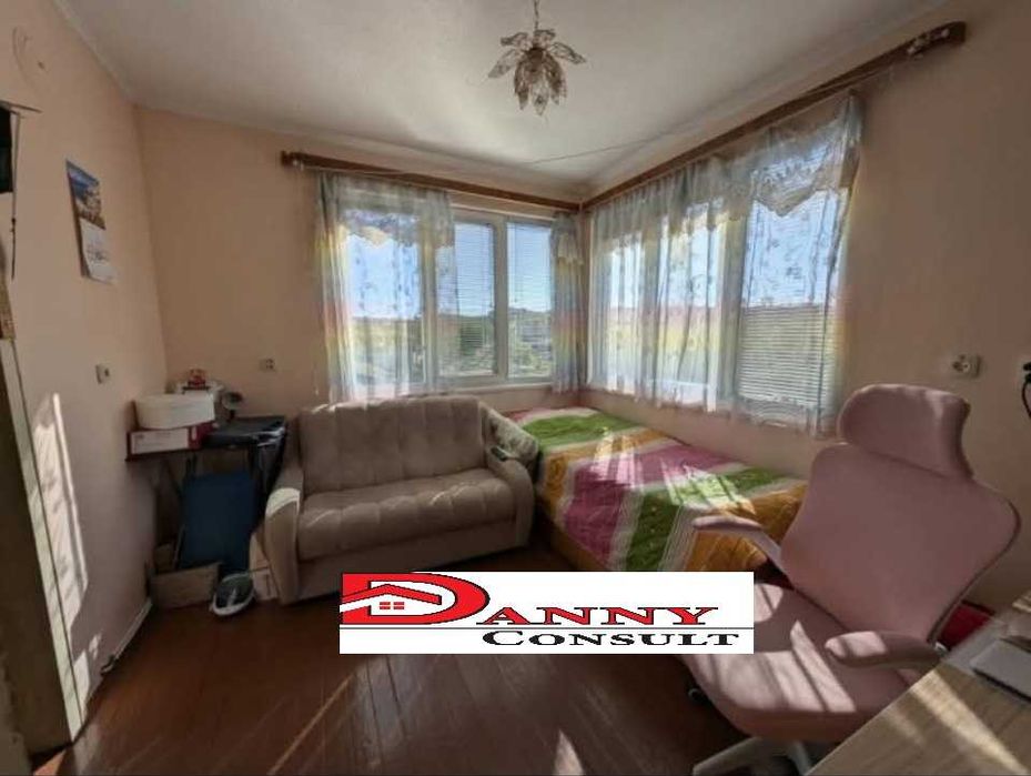 Двуетажна /монолитна/ къща за продажба в гр. Дебелец