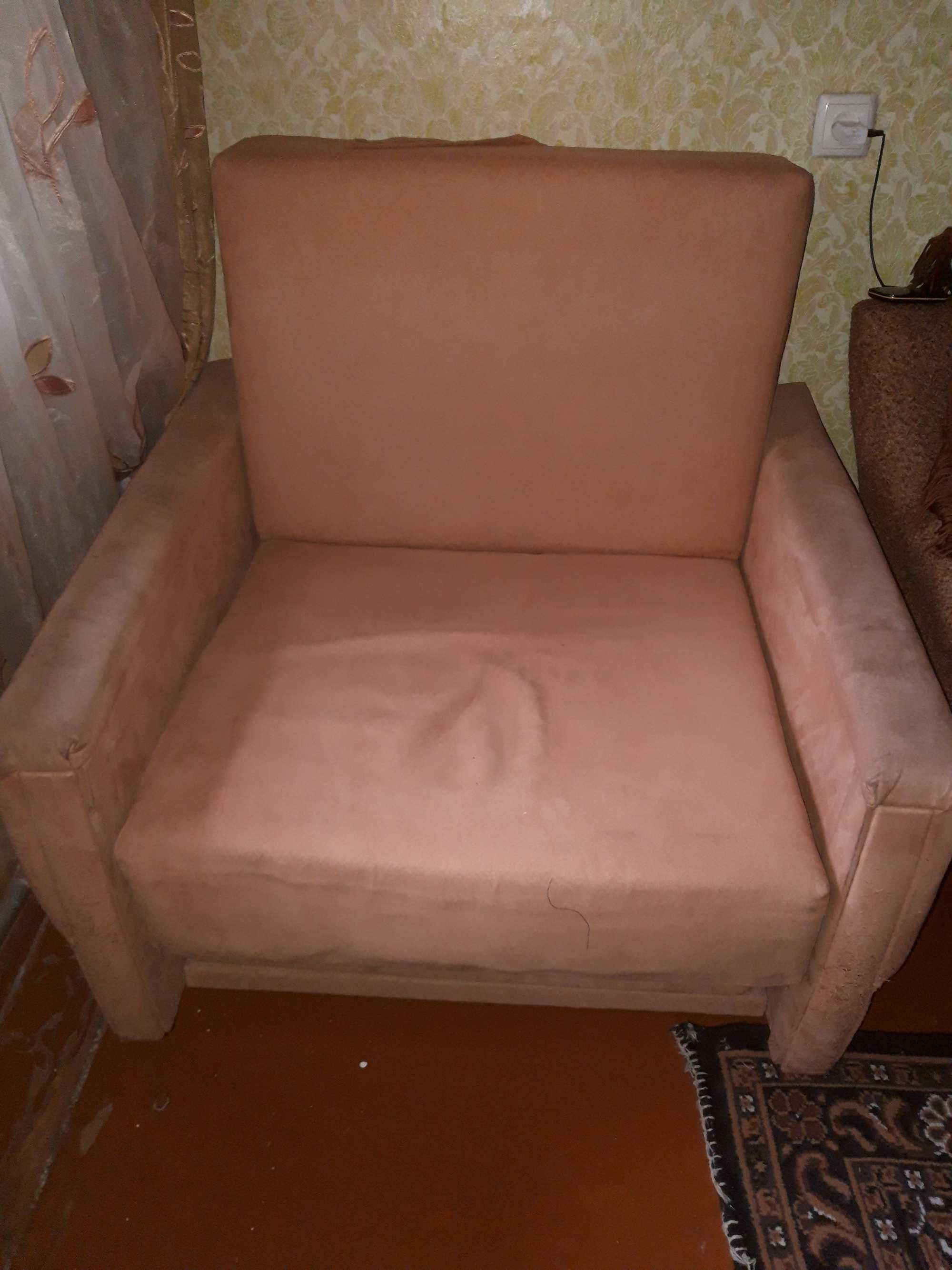 Продается мебель б/у: 2 кресла-кровати, диван, стол и т.п.
