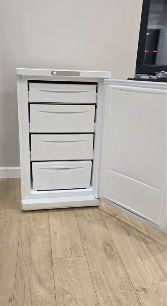 продается морозильник indesit