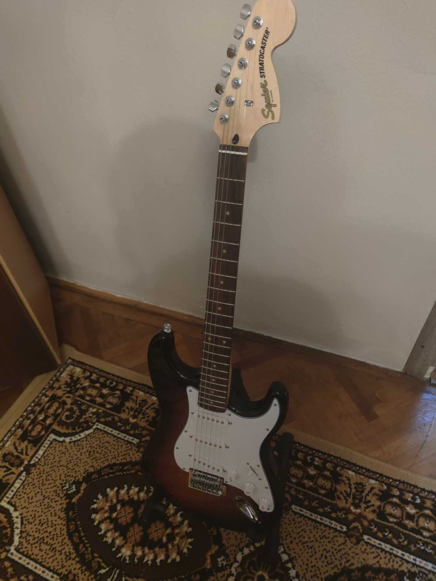 Vând Chitară electrică Fender Squier + Amplificator Vox + Accesorii