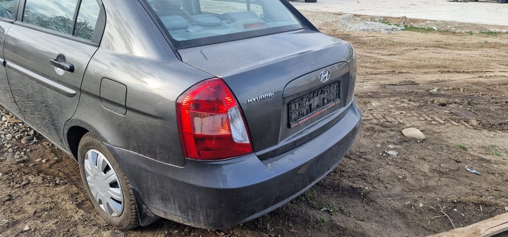 Dezmembrez Hyundai accent  1.4i cod motor G4EE