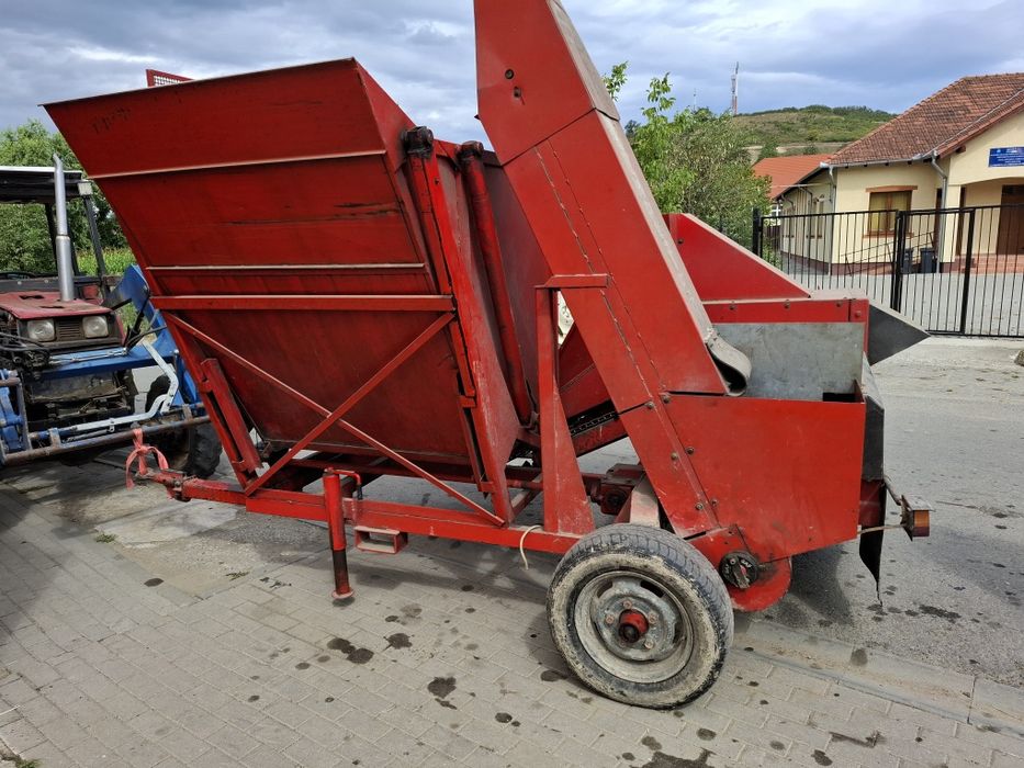 Vând culegatoare porumb