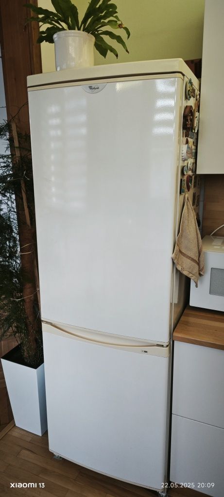 Хладилник Whirlpool с долна камера
