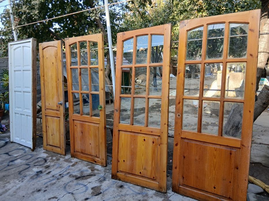 Eshik va romlar yog'ochdan