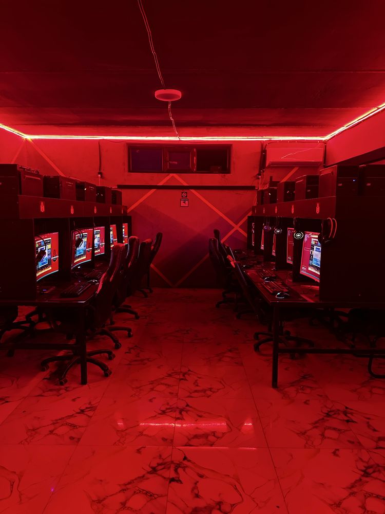 Продается игротека 10 комп и сервер срочно