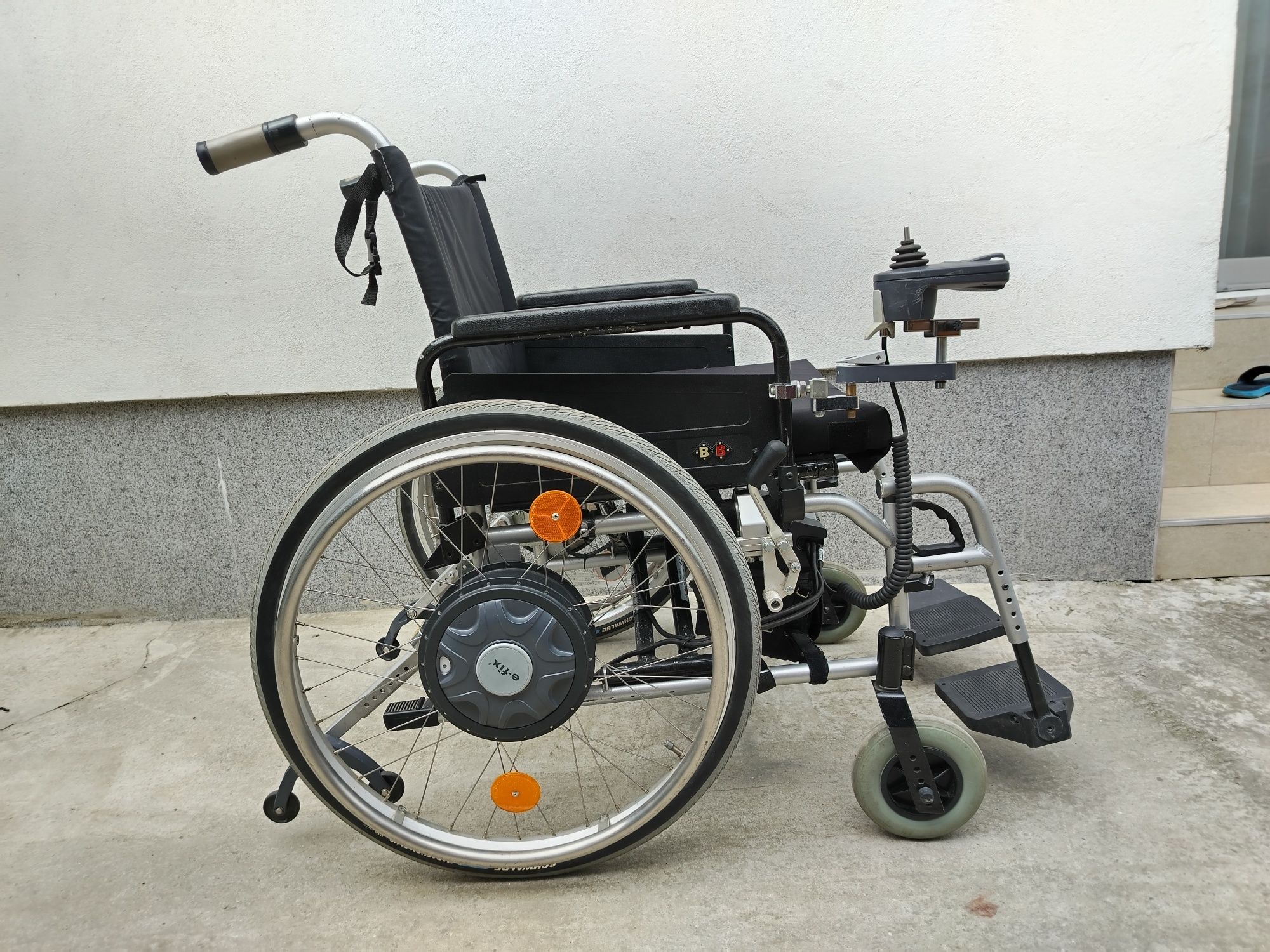 Cărucior scaun electric pliabil pentru persoane cu dizabilități