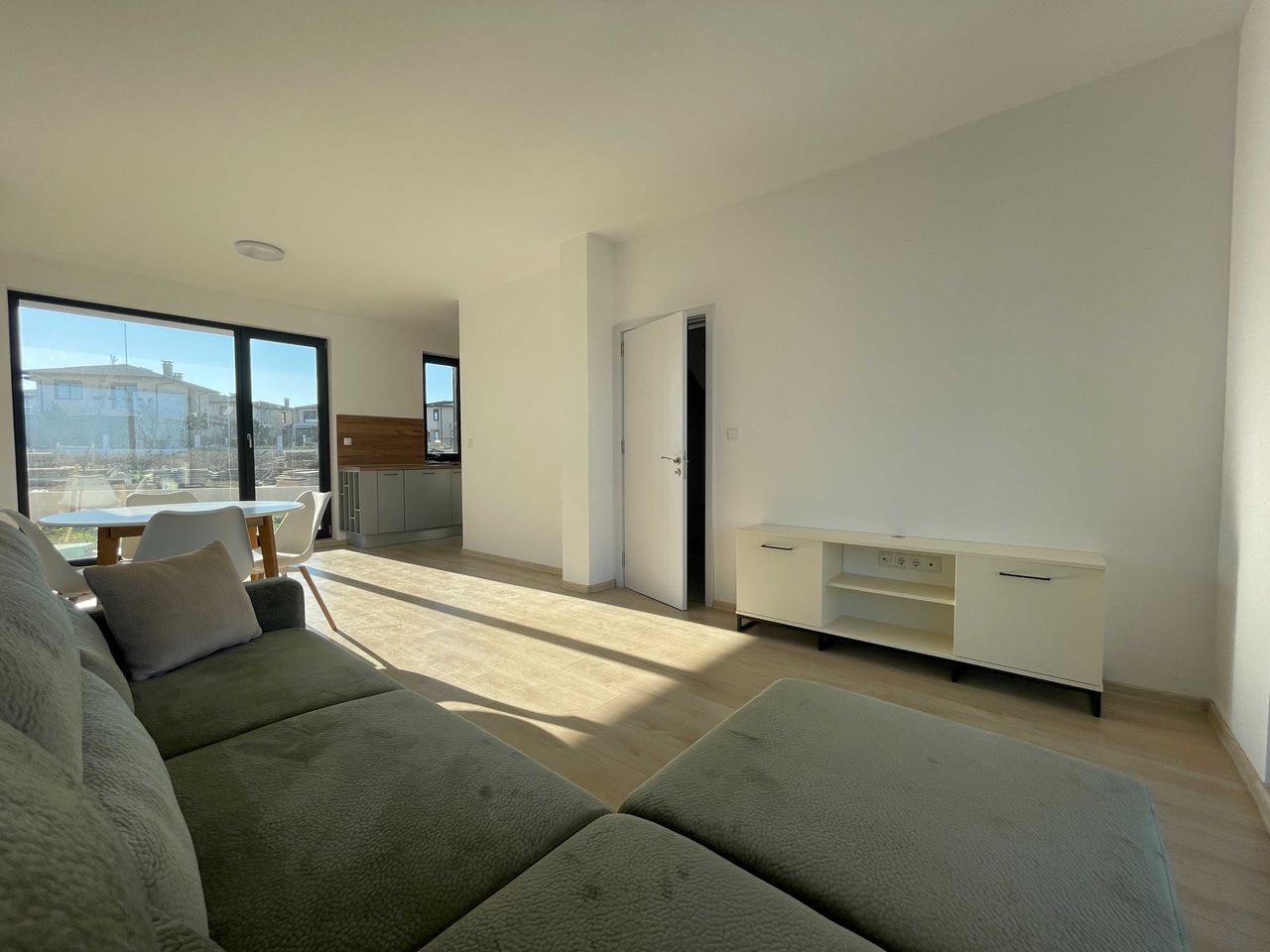 Дава се под наем Къща в Бургас, Сарафово - 112 кв.м за 1200 € - Снимка #6
