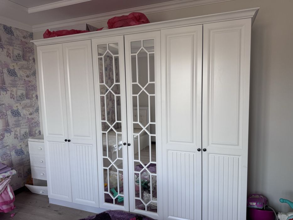 Продается большой шкаф с двумя кроватью