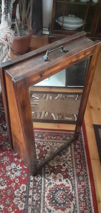 Огледало с дървена рамка