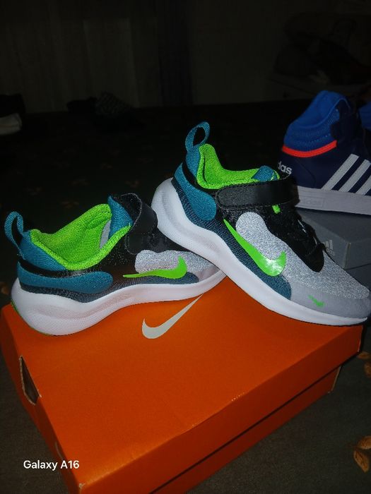 Vând ghetele si adidasi