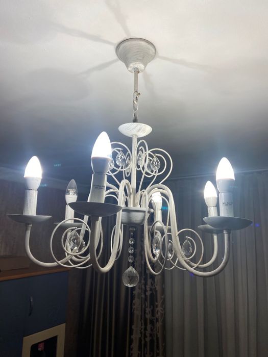 Люстры разные в разных моделях