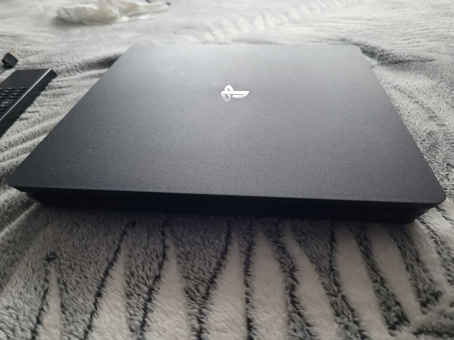Vând ps4 slim 2 manete,stație de încarcare,9 jocuri