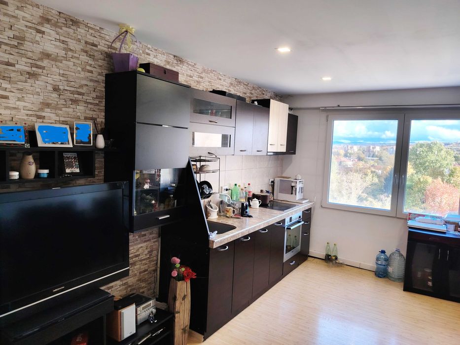 Продава обзаведен тристаен апартамент, готов за живеене.