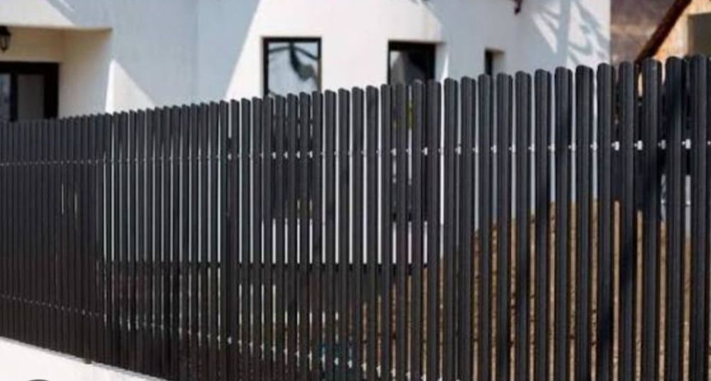 Realizăm Garduri din șipcă metalică