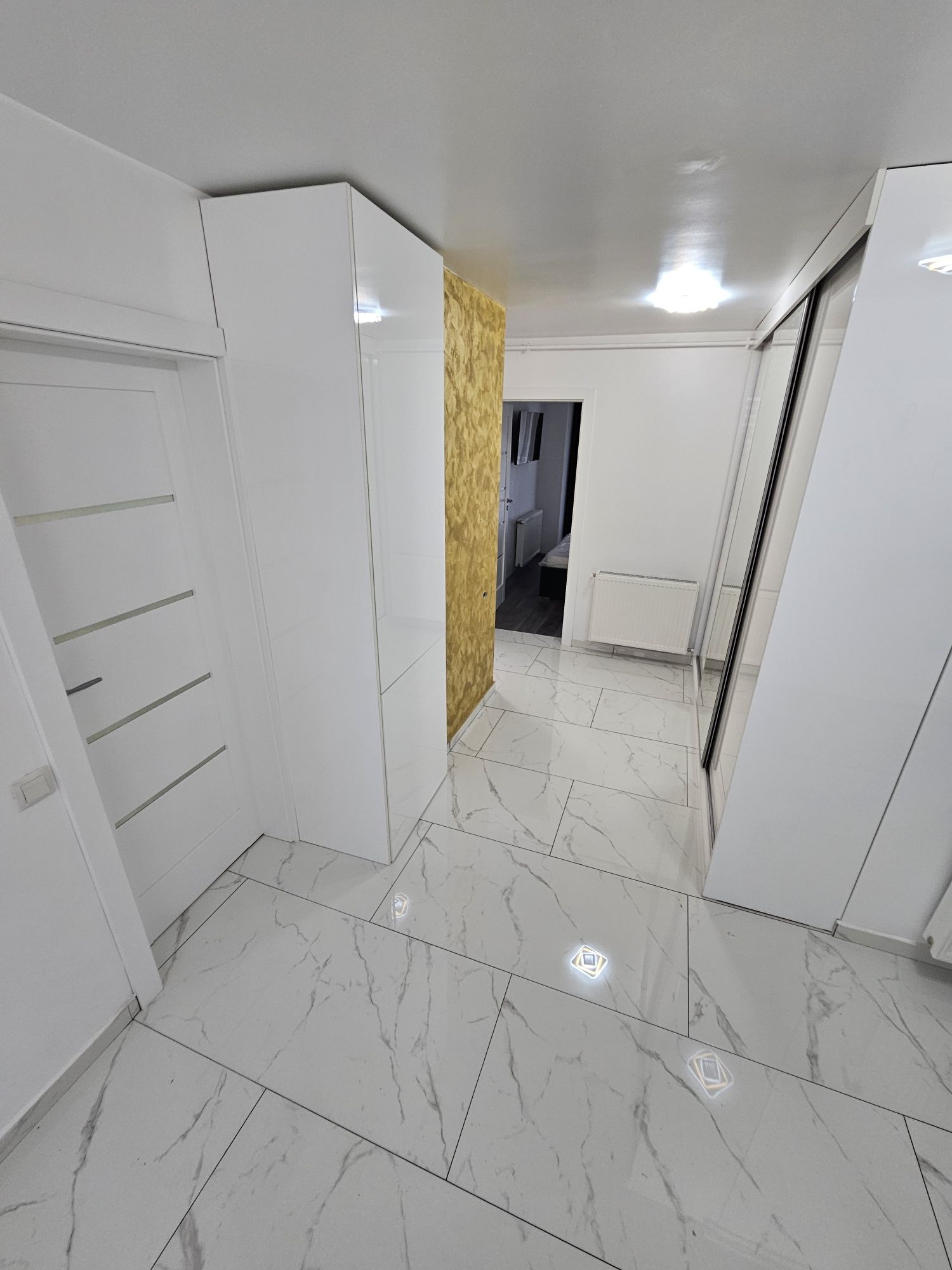 Închiriez apartament 2 camere cu 2 parcari